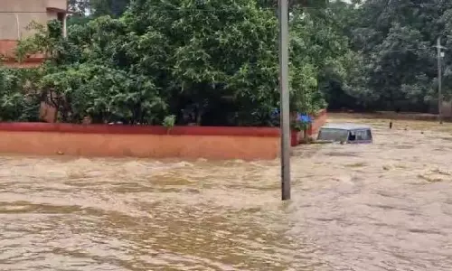 ओडिशा में सुवर्णरेखा नदी चेतावनी के निशान से ऊपर और जलका नदी खतरे के निशान से ऊपर बह रही ओडिशा में सुवर्णरेखा नदी चेतावनी के निशान से ऊपर और जलका नदी खतरे के निशान से ऊपर बह रही
