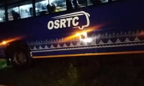 भुवनेश्वर-मलकानगिरी सरकारी बस सड़क से उतर गई, यात्री बाल-बाल बच गए भुवनेश्वर-मलकानगिरी सरकारी बस सड़क से उतर गई, यात्री बाल-बाल बच गए