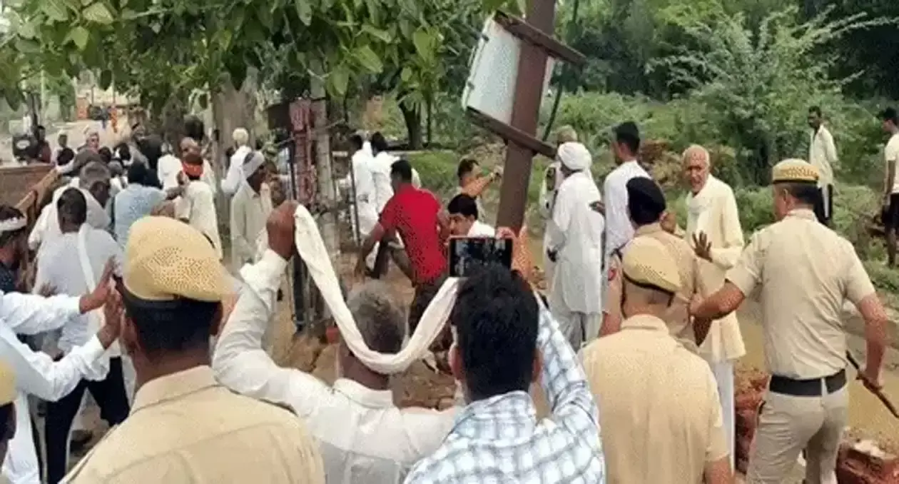 Hansi: हांसी में पुलिस और प्रदर्शनकारियों के बीच झड़प, सीएम के कार्यक्रम से पहले बढ़ा तनाव Hansi: हांसी में पुलिस और प्रदर्शनकारियों के बीच झड़प, सीएम के कार्यक्रम से पहले बढ़ा तनाव