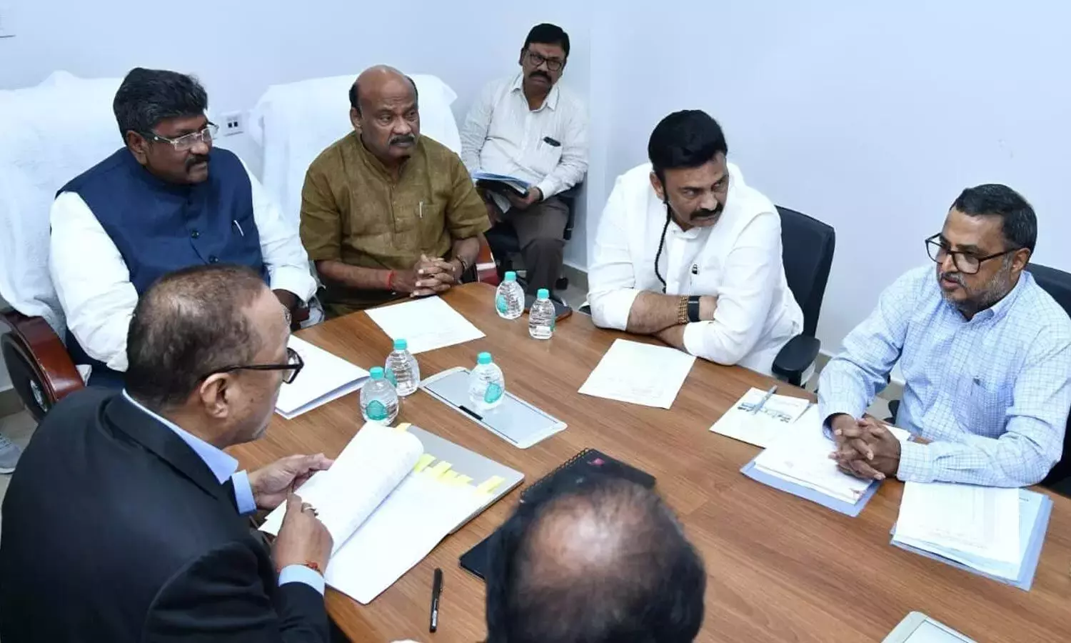 Andhra: स्पीकर ने सदस्यों के सवालों के जवाब में देरी की ओर ध्यान दिलाया Andhra: स्पीकर ने सदस्यों के सवालों के जवाब में देरी की ओर ध्यान दिलाया