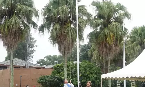 Dehradun: सीएम धामी ने सरकारी आवास में किया ध्वजारोहण, एकता-अखंडता की शपथ दिलाई Dehradun: सीएम धामी ने सरकारी आवास में किया ध्वजारोहण, एकता-अखंडता की शपथ दिलाई