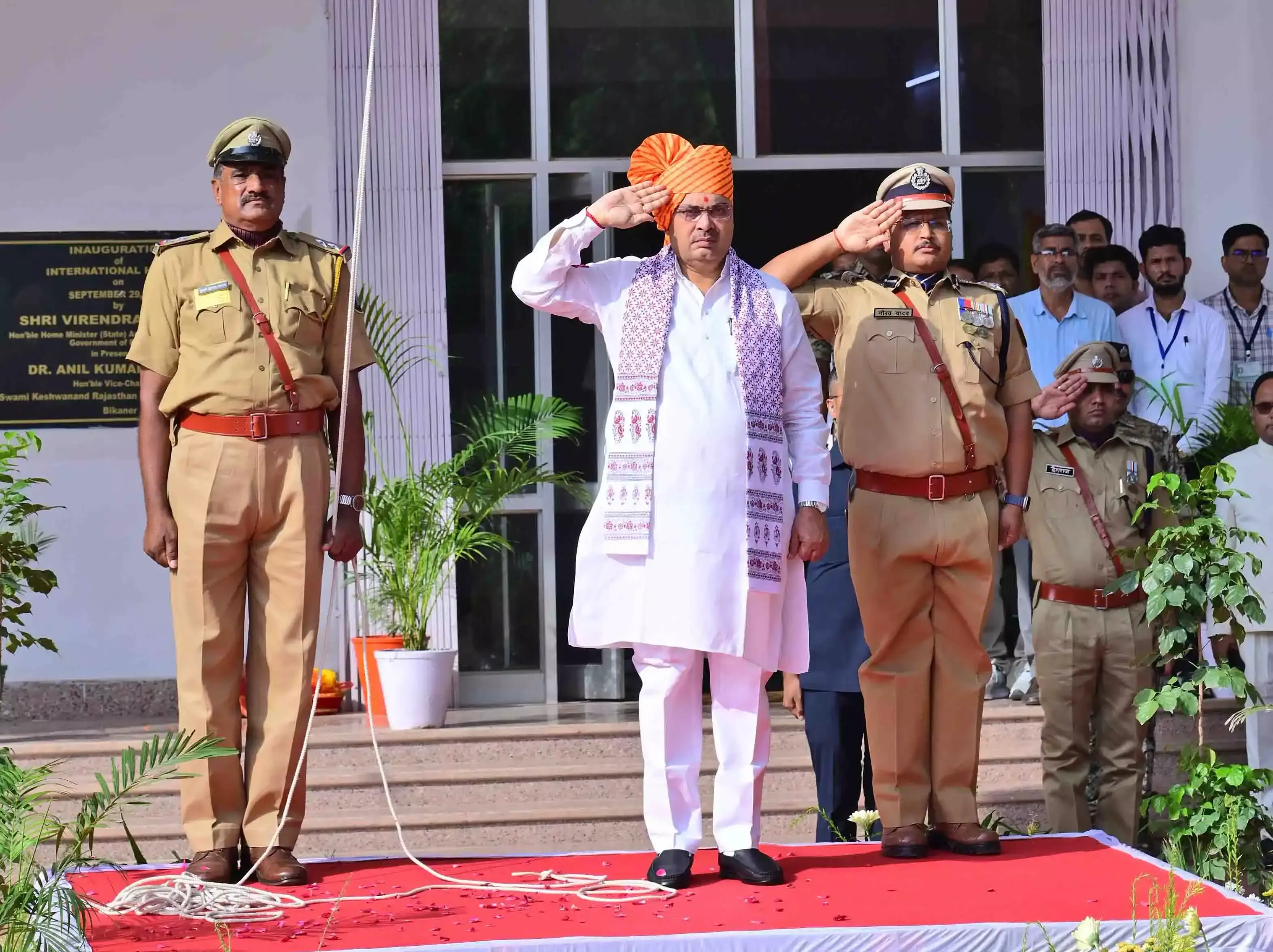 Jaipur: बीकानेर में मुख्यमंत्री भजनलाल शर्मा ने कृषि विश्वविद्यालय में फहराया तिरंगा Jaipur: बीकानेर में मुख्यमंत्री भजनलाल शर्मा ने कृषि विश्वविद्यालय में फहराया तिरंगा