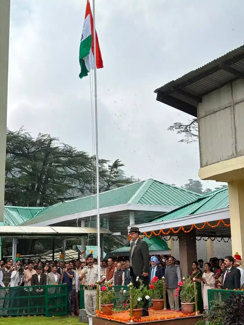 Shimla: हिमाचल हाईकोर्ट परिसर में स्वतंत्रता दिवस का जश्न, मुख्य न्यायाधीश ने फहराया तिरंगा