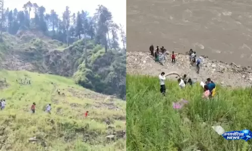 चिनाब नदी में गिरी गाड़ी राहत और बचाव जारी