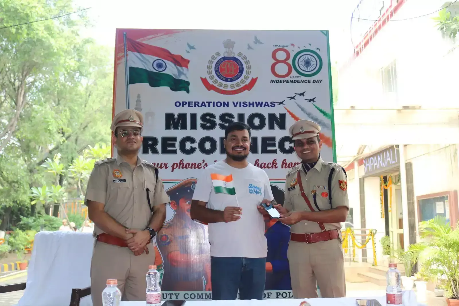New Delhi: स्वतंत्रता दिवस पर पुलिस की पहल, 200 लोगों को उनके मोबाइल वापस मिले New Delhi: स्वतंत्रता दिवस पर पुलिस की पहल, 200 लोगों को उनके मोबाइल वापस मिले