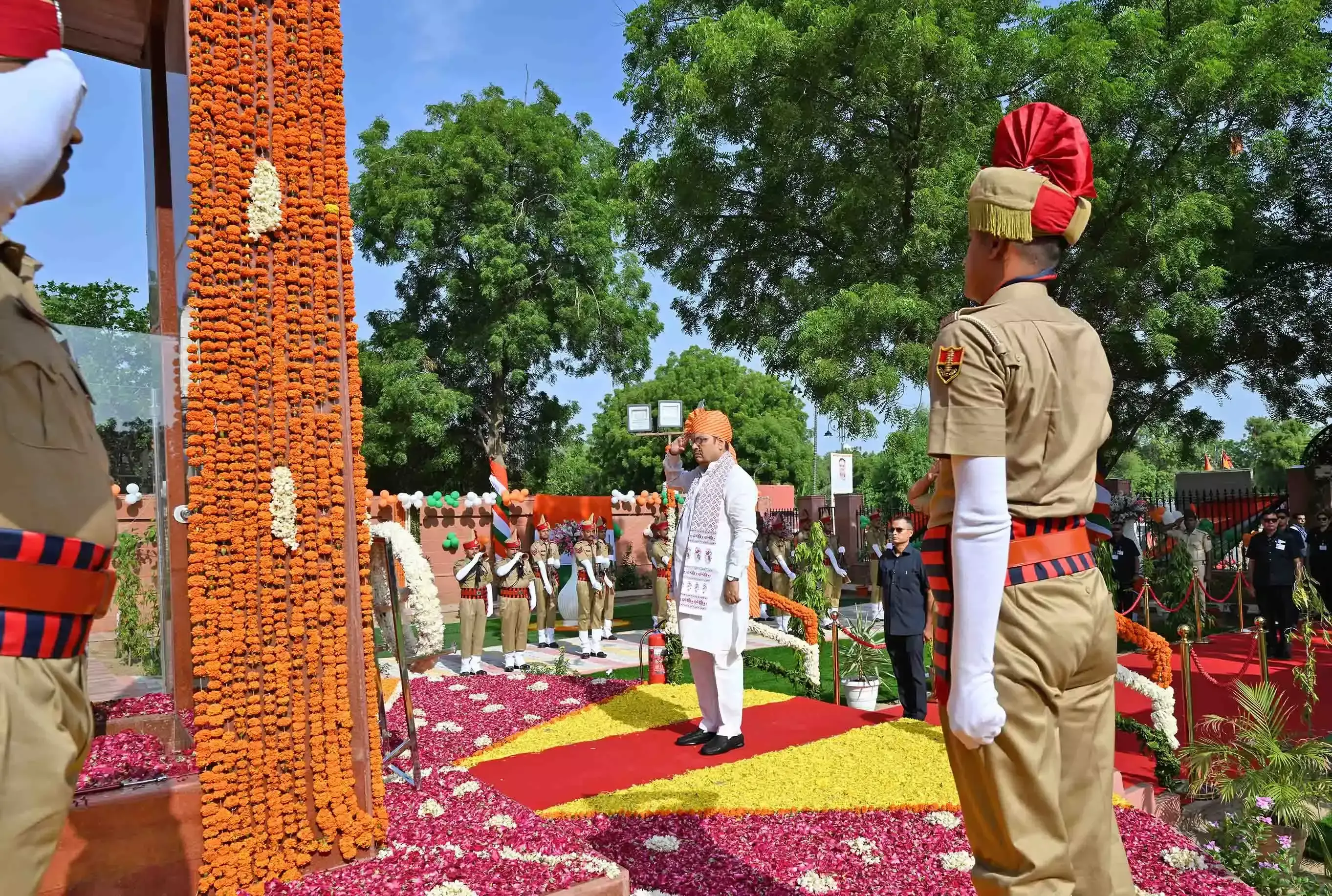 Jaipur: शहीद स्मारक पहुंचकर मुख्यमंत्री भजनलाल शर्मा ने वीर शहीदों को किया नमन Jaipur: शहीद स्मारक पहुंचकर मुख्यमंत्री भजनलाल शर्मा ने वीर शहीदों को किया नमन