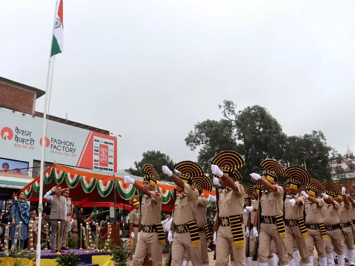 Nahan: तिरंगा फहराकर राजेश धर्माणी ने ली परेड की सलामी, नाहन में दिखा देशभक्ति का जज्बा Nahan: तिरंगा फहराकर राजेश धर्माणी ने ली परेड की सलामी, नाहन में दिखा देशभक्ति का जज्बा