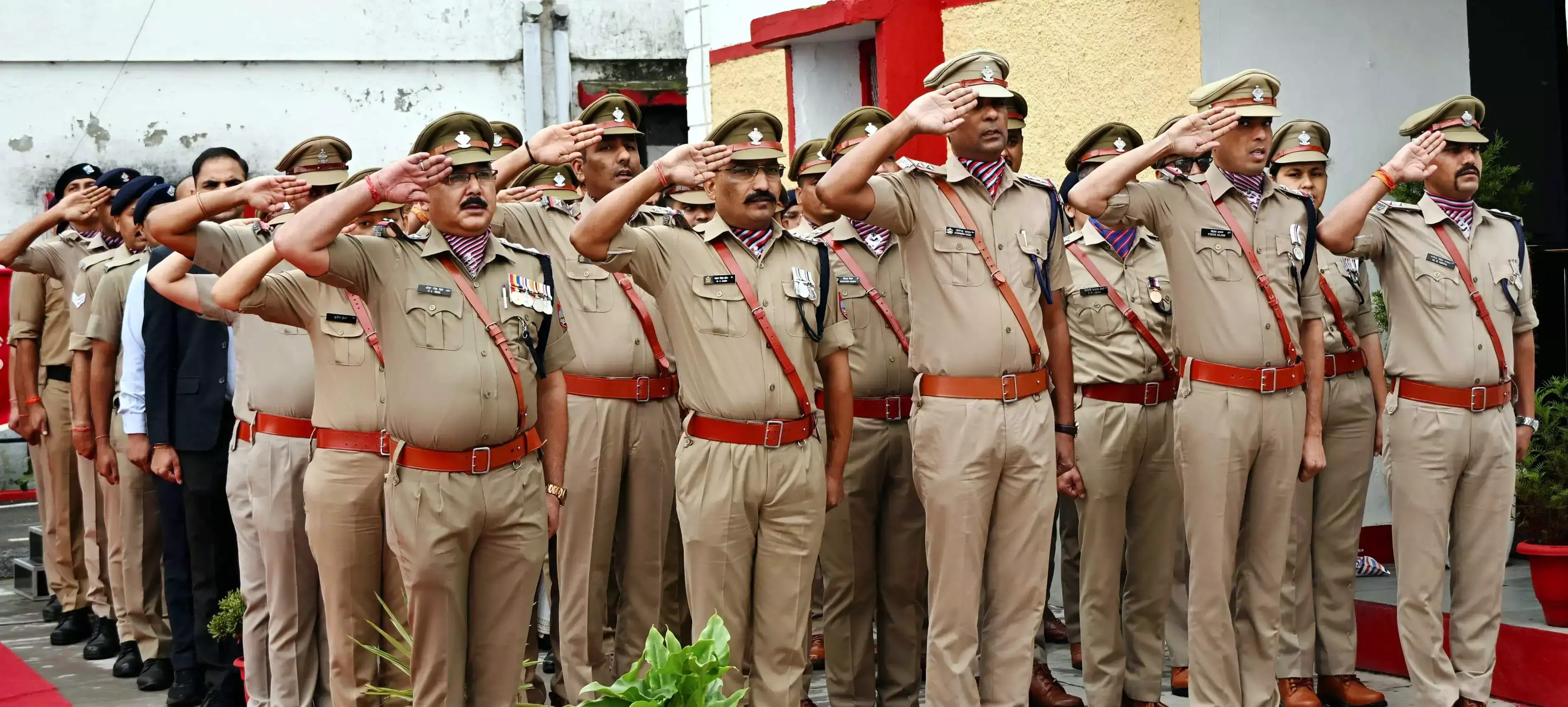 Nainital: मुख्यमंत्री सराहनीय सेवा पदक से सम्मानित हुए मठपाल, आठ पुलिसकर्मियों को भी मिला सम्मान