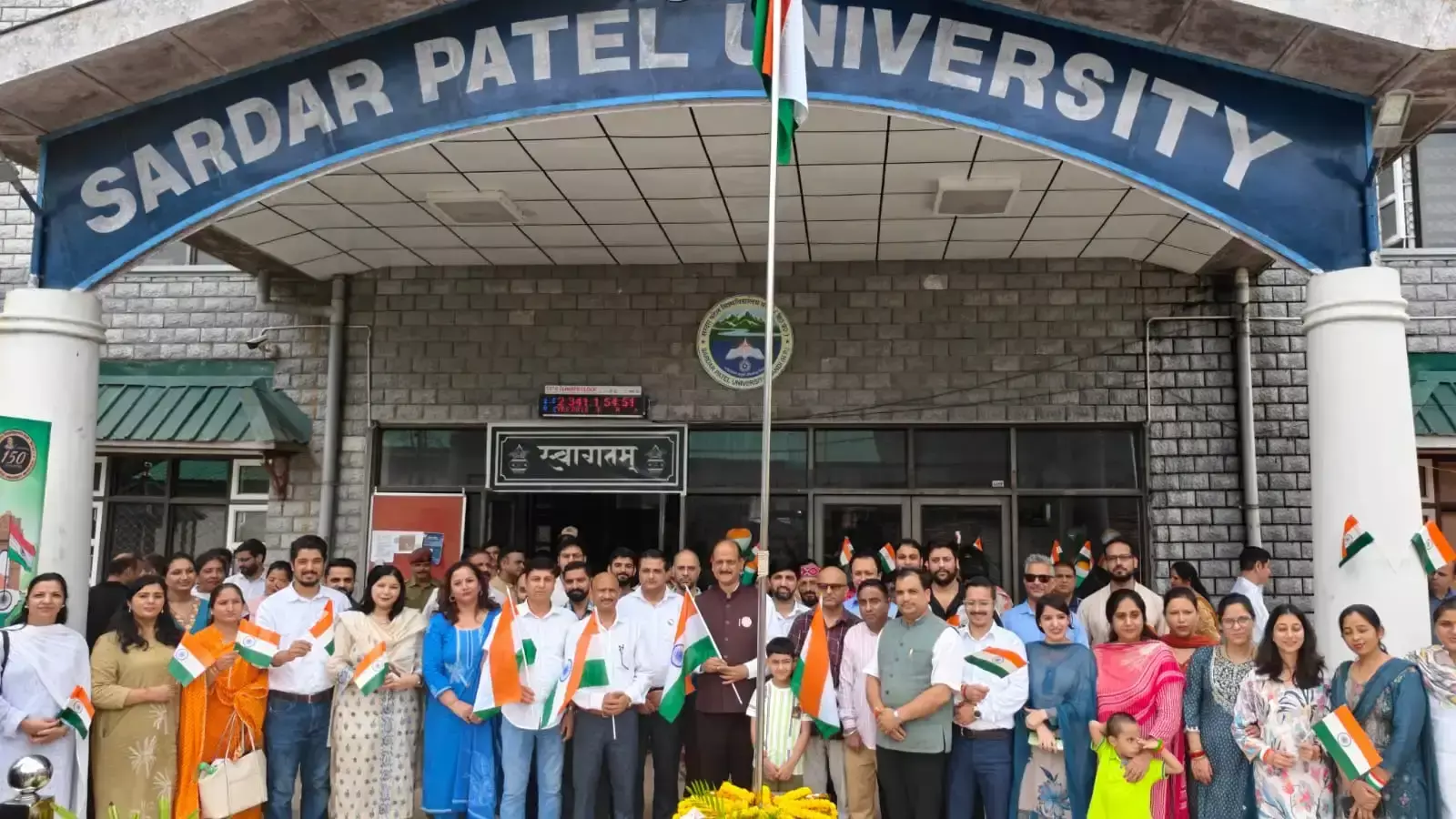 Mandi: सरदार पटेल विश्वविद्यालय मंडी में तिरंगा फहराकर मनाया गया आजादी का पर्व