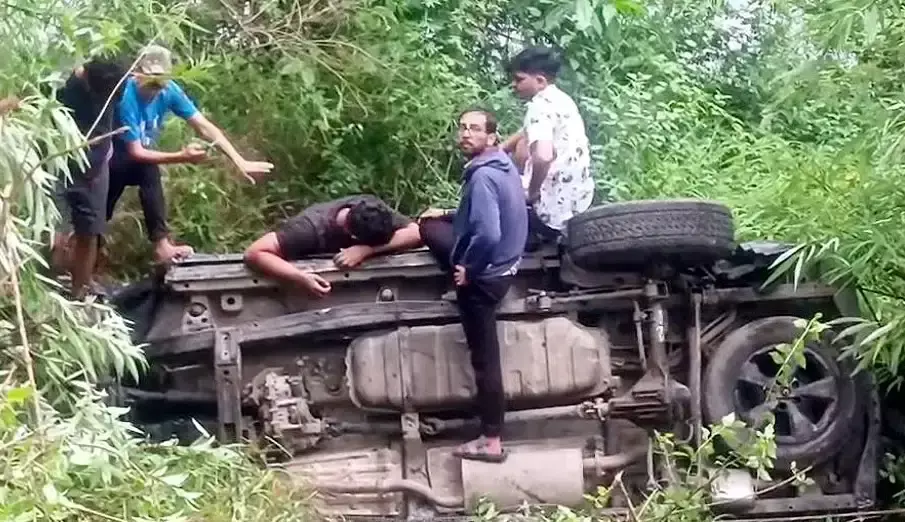 Nainital: मनसा देवी मंदिर के पास हादसा, थार गिरकर खुर्पाताल झील के पास पहुंची Nainital: मनसा देवी मंदिर के पास हादसा, थार गिरकर खुर्पाताल झील के पास पहुंची