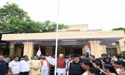डॉ. रमन सिंह ने स्पीकर हाउस में फहराया तिरंगा डॉ. रमन सिंह ने स्पीकर हाउस में फहराया तिरंगा