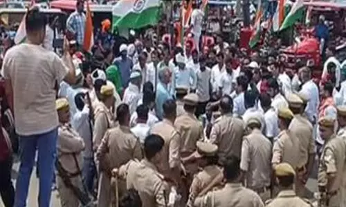 किसानों ने ट्रैक्टरों से निकाली भव्य तिरंगा यात्रा किसानों ने ट्रैक्टरों से निकाली भव्य तिरंगा यात्रा