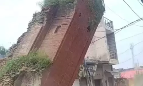 जर्जर इमारत ढही आसपास मची अफरा तफरी जर्जर इमारत ढही आसपास मची अफरा तफरी