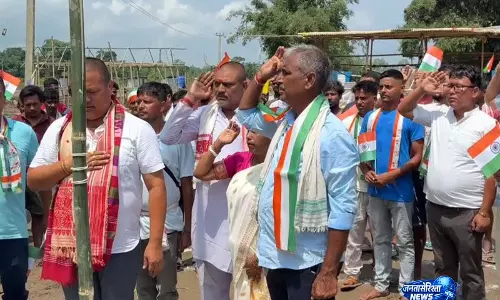 बाढ़ के बीच नेपाली खुटी में आजादी का जश्न