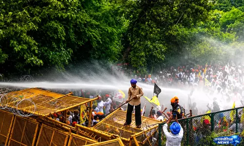प्रदर्शनकारियों पर आंसू गैस पंजाब बंद की चेतावनी