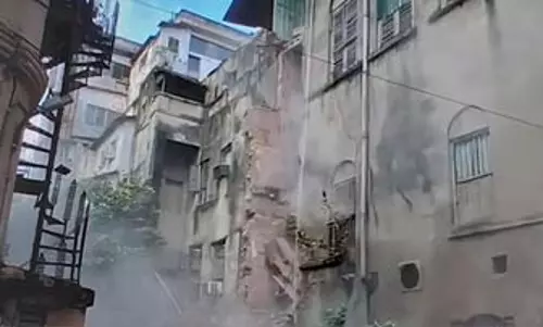 कोलकाता में चार मंजिला इमारत का हिस्सा ढहा, बड़ा हादसा टला