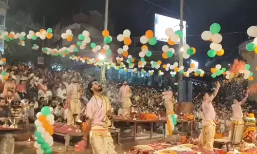 स्वतंत्रता दिवस पर तिरंगे के रंग में रंगा दशाश्वमेध घाट, भव्य गंगा आरती ने मोहा मन