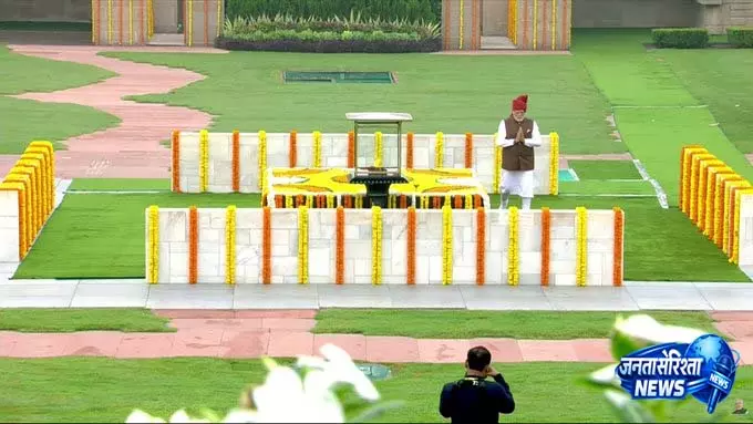 प्रधानमंत्री मोदी ने राजघाट पहुंचकर महात्मा गांधी को दी श्रद्धांजलि प्रधानमंत्री मोदी ने राजघाट पहुंचकर महात्मा गांधी को दी श्रद्धांजलि