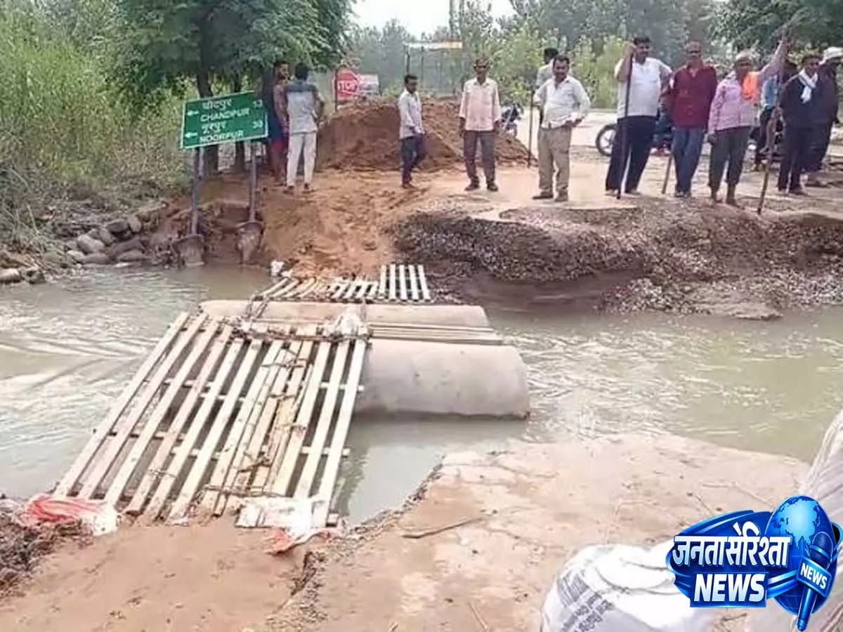 बाढ़ ने काटा संपर्क मार्ग ग्रामीणों ने बनाया अस्थायी पुल जिम्मेदार अधिकारी बेखबर बाढ़ ने काटा संपर्क मार्ग ग्रामीणों ने बनाया अस्थायी पुल जिम्मेदार अधिकारी बेखबर