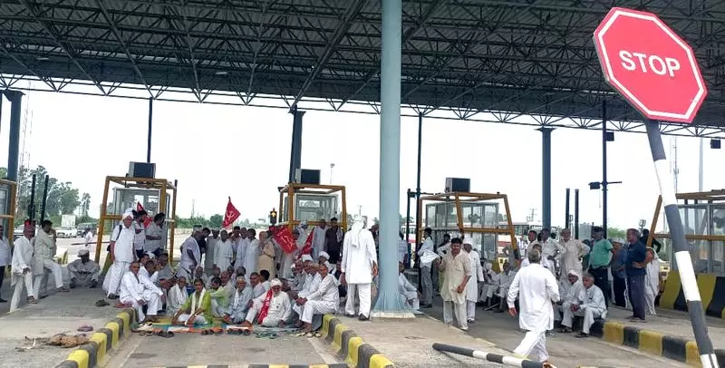 हिसार में हुई हत्या के मामले में किसानों और खाप पंचायतों ने रोहतक टोल प्लाज़ा जाम किए हिसार में हुई हत्या के मामले में किसानों और खाप पंचायतों ने रोहतक टोल प्लाज़ा जाम किए