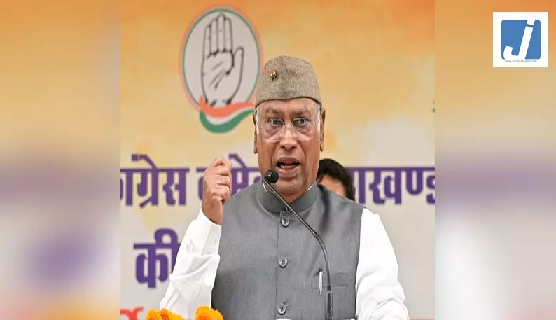 स्वतंत्रता दिवस के अवसर पर कांग्रेस अध्यक्ष खड़गे, सोनिया और प्रियंका गांधी ने देशवासियों को दी शुभकामनाएं स्वतंत्रता दिवस के अवसर पर कांग्रेस अध्यक्ष खड़गे, सोनिया और प्रियंका गांधी ने देशवासियों को दी शुभकामनाएं