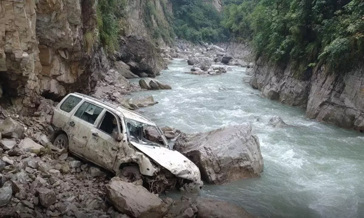 दर्दनाक हादसा: मल्ला रामगढ़ में 100 फीट गहरी खाई में गिरा टेंपो ट्रैवलर, तीन की मौत दर्दनाक हादसा: मल्ला रामगढ़ में 100 फीट गहरी खाई में गिरा टेंपो ट्रैवलर, तीन की मौत