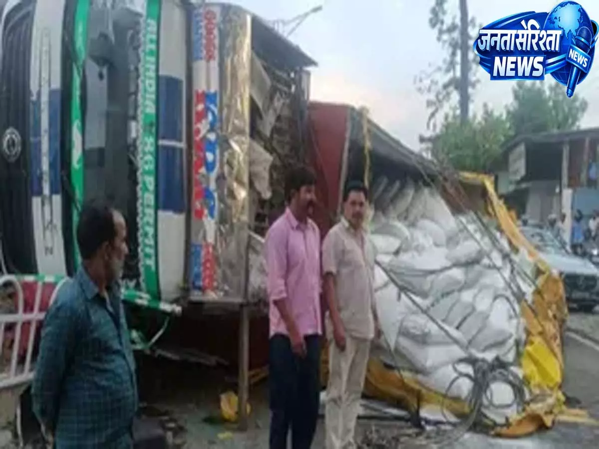 मोहब्बेवाला चौक पर अनियंत्रित होकर पलटा ट्रक सड़क पर मची अफरा-तफरी मोहब्बेवाला चौक पर अनियंत्रित होकर पलटा ट्रक सड़क पर मची अफरा-तफरी