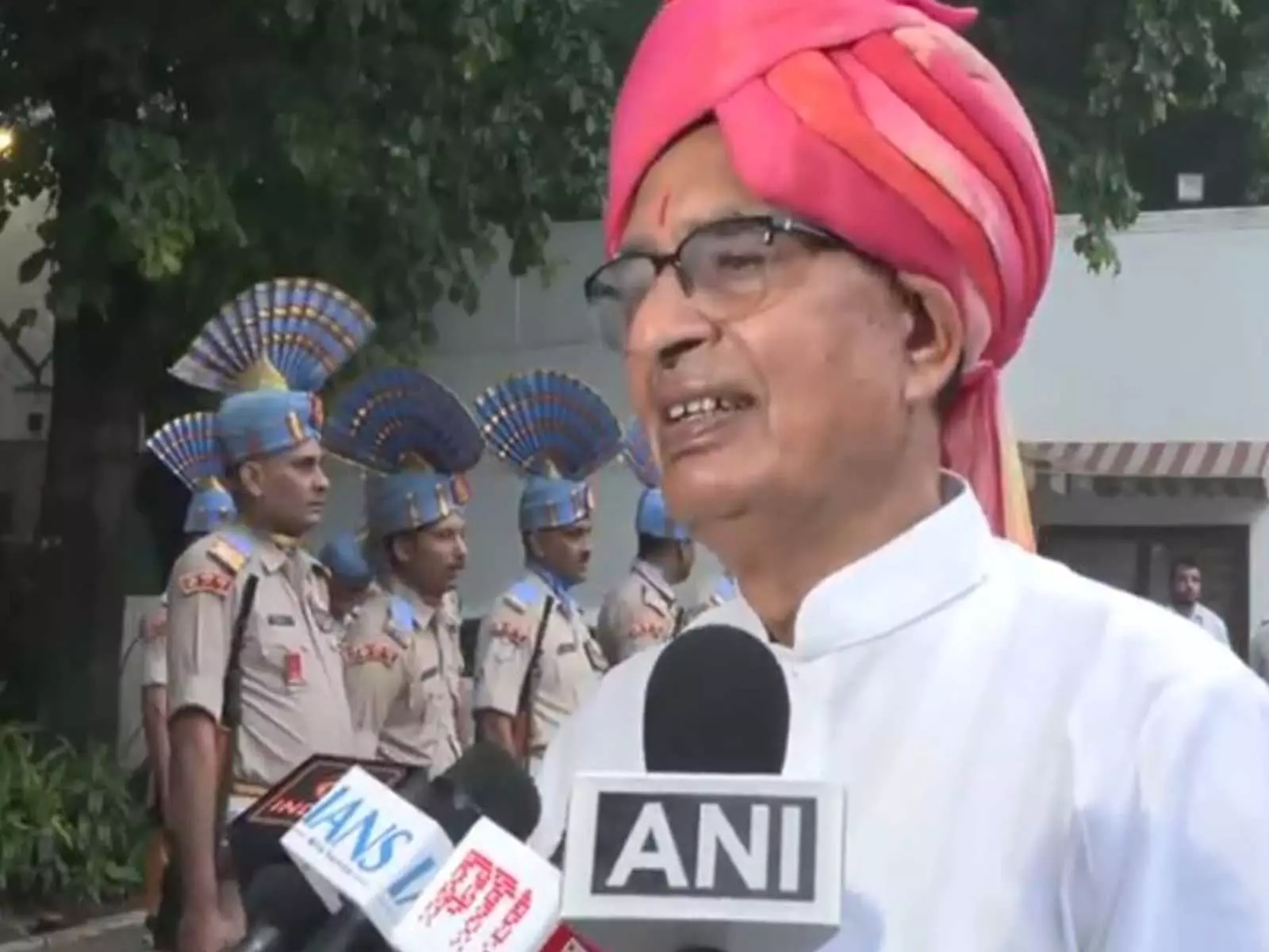 शिवराज सिंह चौहान ने आवास पर फहराया तिरंगा, देश सेवा का किया आह्वान शिवराज सिंह चौहान ने आवास पर फहराया तिरंगा, देश सेवा का किया आह्वान