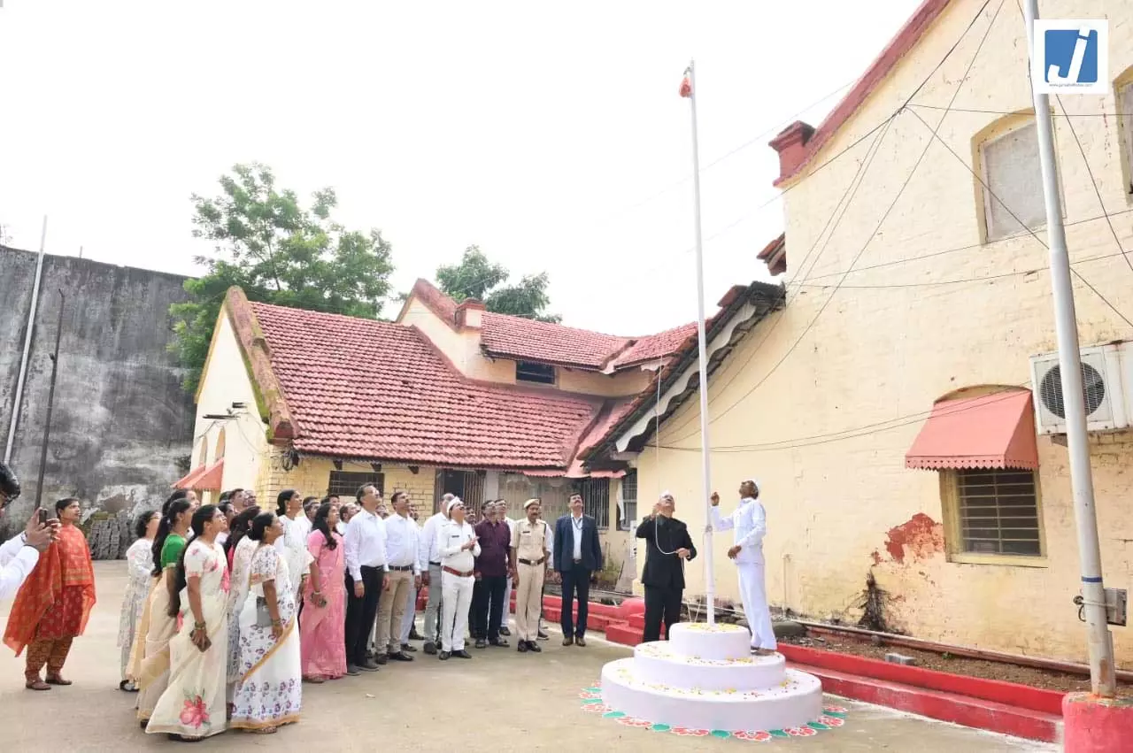 Raipur: संभागायुक्त ने किया कमिश्नर कार्यालय में ध्वजारोहण Raipur: संभागायुक्त ने किया कमिश्नर कार्यालय में ध्वजारोहण
