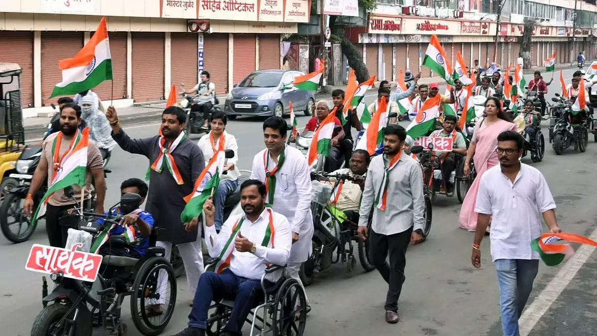 दिव्यांगों की तिरंगा यात्रा ने दिया समानता का संदेश, पैरा एथलीटों और उद्यमियों ने लिया हिस्सा दिव्यांगों की तिरंगा यात्रा ने दिया समानता का संदेश, पैरा एथलीटों और उद्यमियों ने लिया हिस्सा