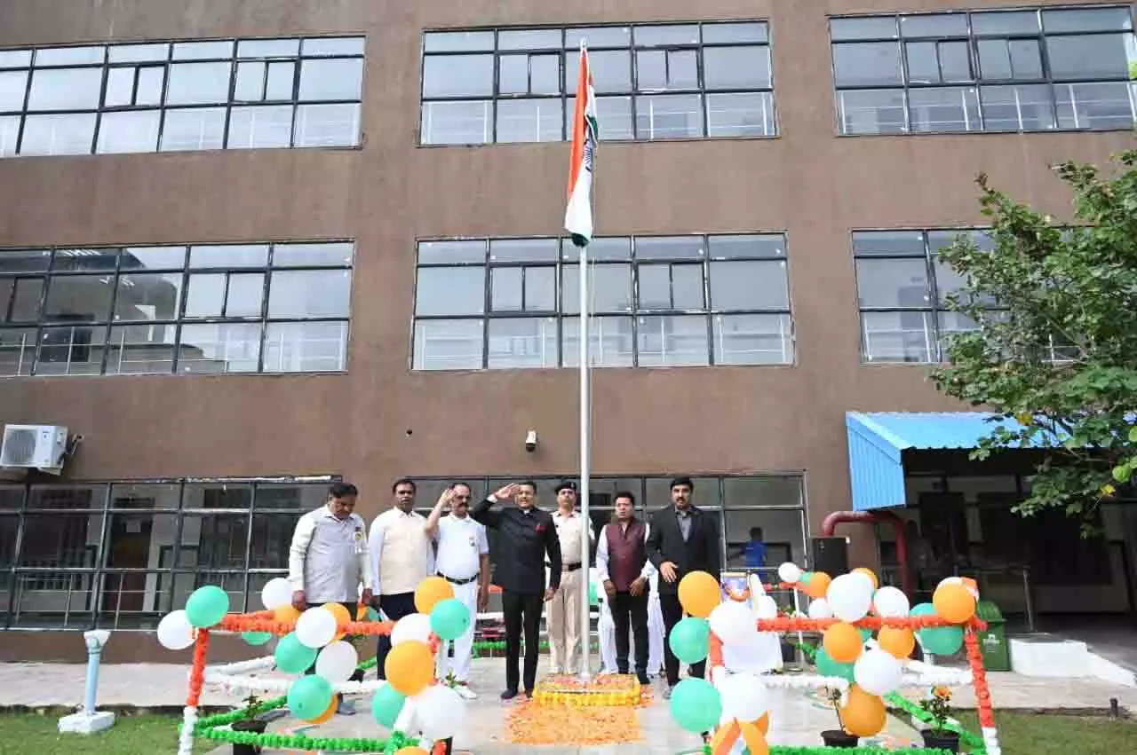इंद्रावती भवन में अवनीश कुमार शरण ने किया ध्वजारोहण इंद्रावती भवन में अवनीश कुमार शरण ने किया ध्वजारोहण