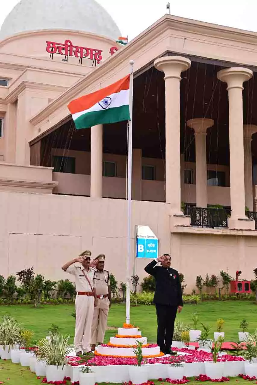विधानसभा के सचिव ने किया ध्वजारोहण विधानसभा के सचिव ने किया ध्वजारोहण