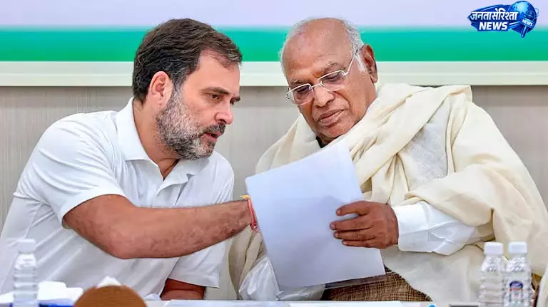 लाल किले के समारोह से लगातार दूसरे साल दूर रहे खड़गे और राहुल गांधी, विपक्ष ने उठाए सवाल लाल किले के समारोह से लगातार दूसरे साल दूर रहे खड़गे और राहुल गांधी, विपक्ष ने उठाए सवाल