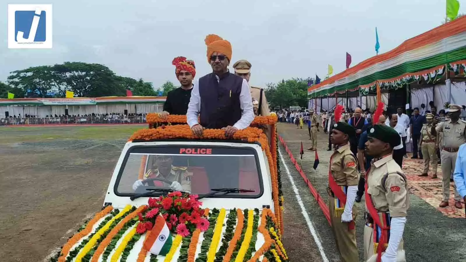 रायपुर सांसद बृजमोहन अग्रवाल ने किया ध्वजारोहण, शहीदों के परिजनों का किया गया सम्मान रायपुर सांसद बृजमोहन अग्रवाल ने किया ध्वजारोहण, शहीदों के परिजनों का किया गया सम्मान
