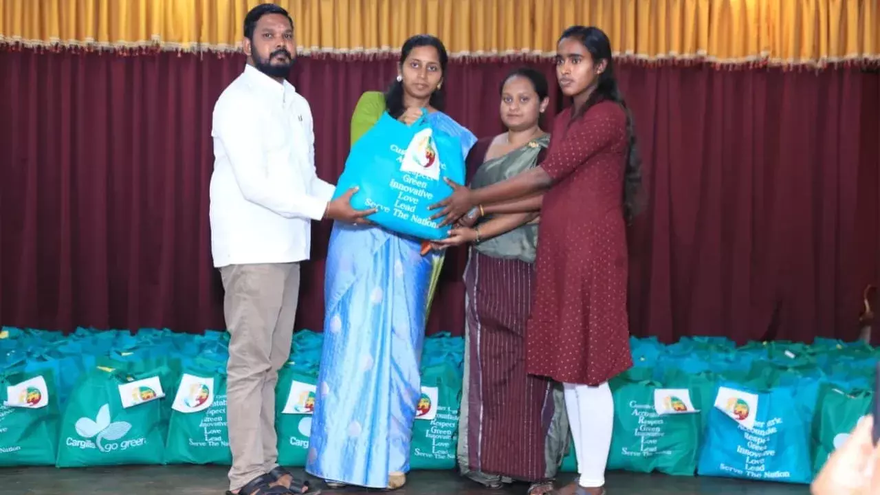भारत ने श्रीलंका में सैकड़ों परिवारों को सहायता दी भारत ने श्रीलंका में सैकड़ों परिवारों को सहायता दी