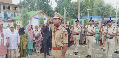 जम्मू-कश्मीर में उत्साह और शांति के साथ मनाया गया 80वां स्वतंत्रता दिवस, सुरक्षा के कड़े इंतजाम जम्मू-कश्मीर में उत्साह और शांति के साथ मनाया गया 80वां स्वतंत्रता दिवस, सुरक्षा के कड़े इंतजाम