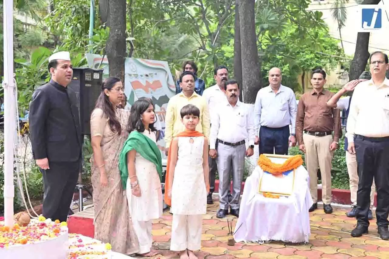 कलेक्टोरेट परिसर में ध्वजारोहण कर कलेक्टर ने दी स्वतंत्रता दिवस की बधाई कलेक्टोरेट परिसर में ध्वजारोहण कर कलेक्टर ने दी स्वतंत्रता दिवस की बधाई