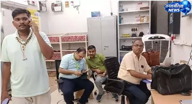 ब्लिंकिट से मंगाई सूजी में मिले कीड़े, खाद्य सुरक्षा अधिकारी ने जताई नाराजगी ब्लिंकिट से मंगाई सूजी में मिले कीड़े, खाद्य सुरक्षा अधिकारी ने जताई नाराजगी
