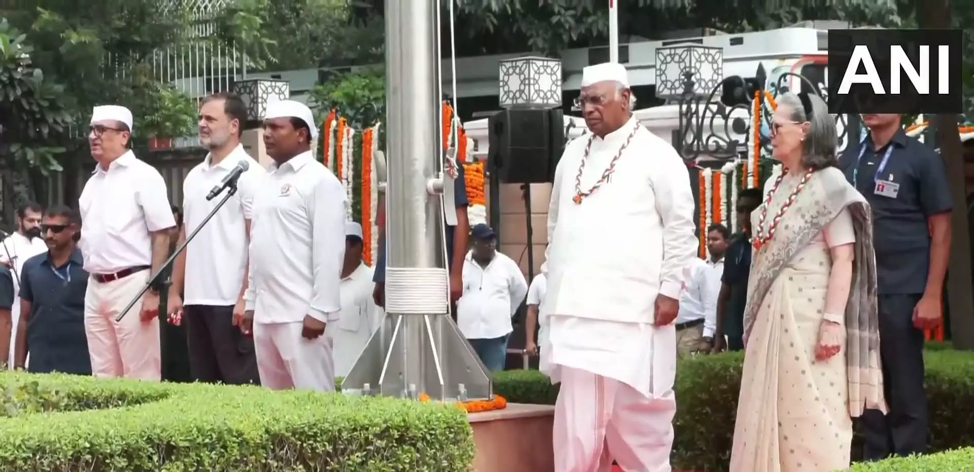 स्वतंत्रता दिवस समारोह: Rahul Gandhi और Mallikarjun Kharge नहीं गए लाल किला, बीजेपी ने सवाल उठाए स्वतंत्रता दिवस समारोह: Rahul Gandhi और Mallikarjun Kharge नहीं गए लाल किला, बीजेपी ने सवाल उठाए