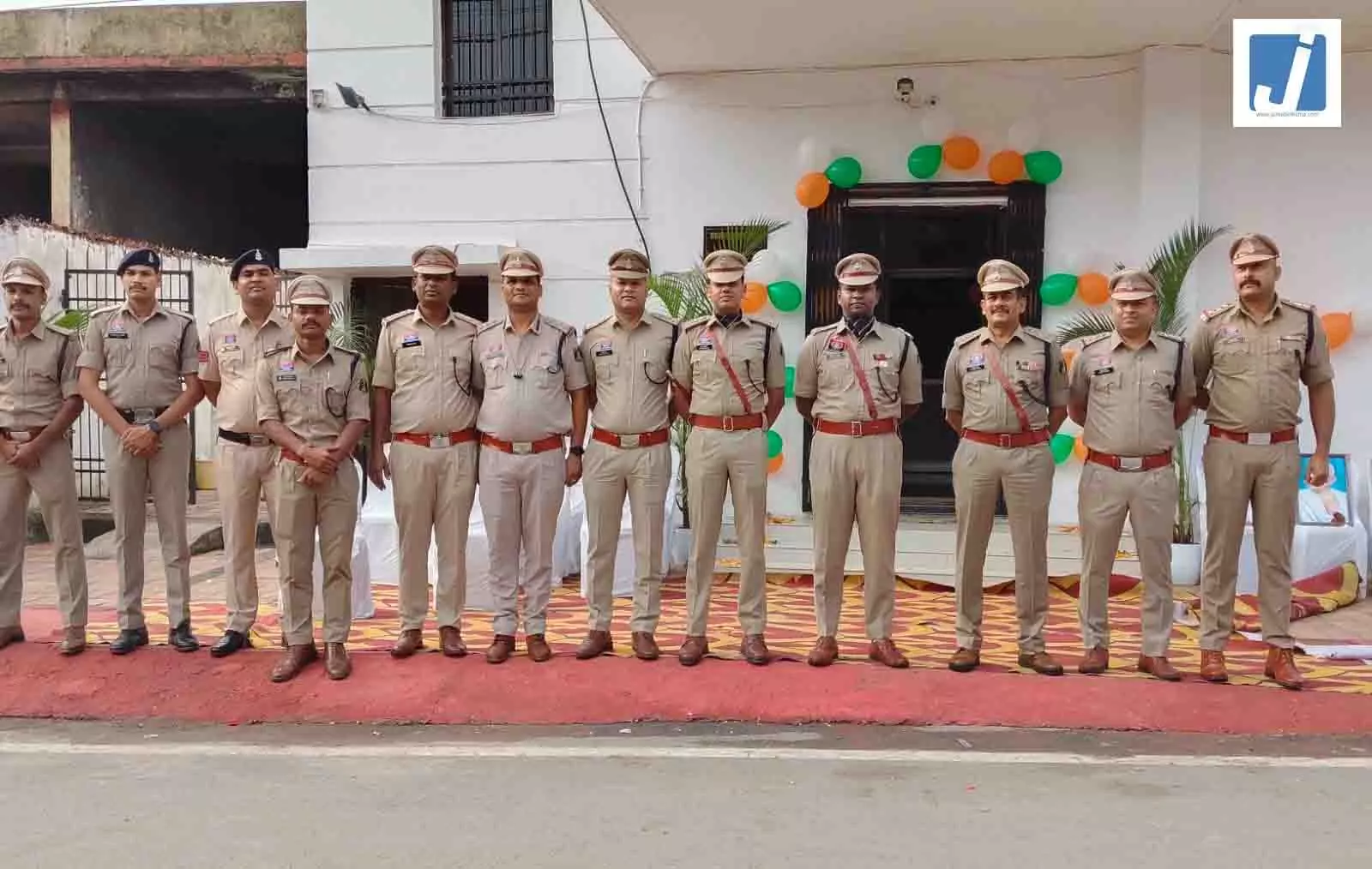 पश्चिम क्षेत्र पुलिस कार्यालय में तिरंगे को सलामी देकर मनाया स्वतंत्रता दिवस पश्चिम क्षेत्र पुलिस कार्यालय में तिरंगे को सलामी देकर मनाया स्वतंत्रता दिवस