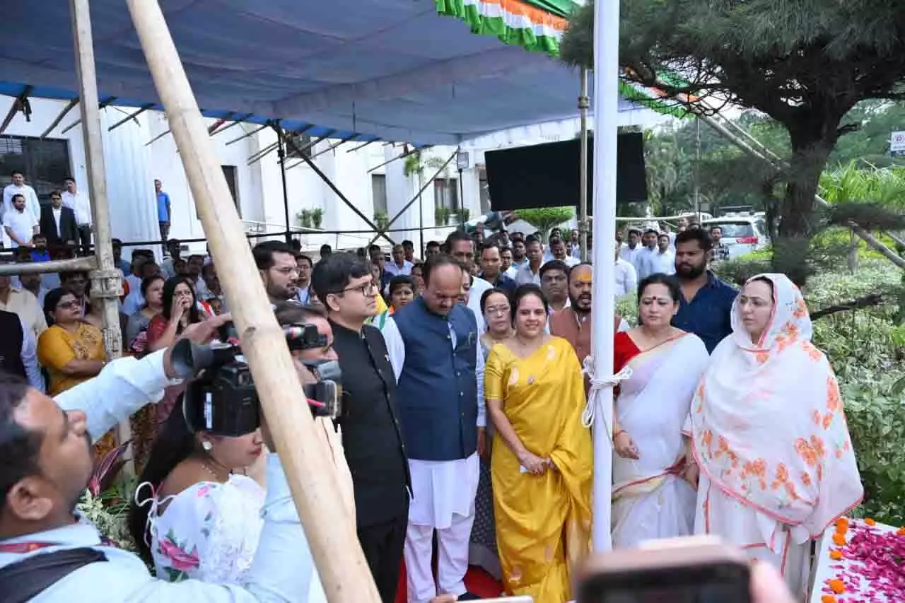 नगर निगम मुख्यालय में महापौर मीनल चौबे ने फहराया राष्ट्रध्वज नगर निगम मुख्यालय में महापौर मीनल चौबे ने फहराया राष्ट्रध्वज