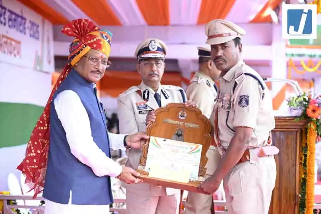 उत्कृष्ट सेवा के लिए सम्मानित हुए पुलिस अधिकारी-कर्मचारी, IG रामगोपाल सहित 10 अधिकारियों को भारतीय पुलिस पदक उत्कृष्ट सेवा के लिए सम्मानित हुए पुलिस अधिकारी-कर्मचारी, IG रामगोपाल सहित 10 अधिकारियों को भारतीय पुलिस पदक