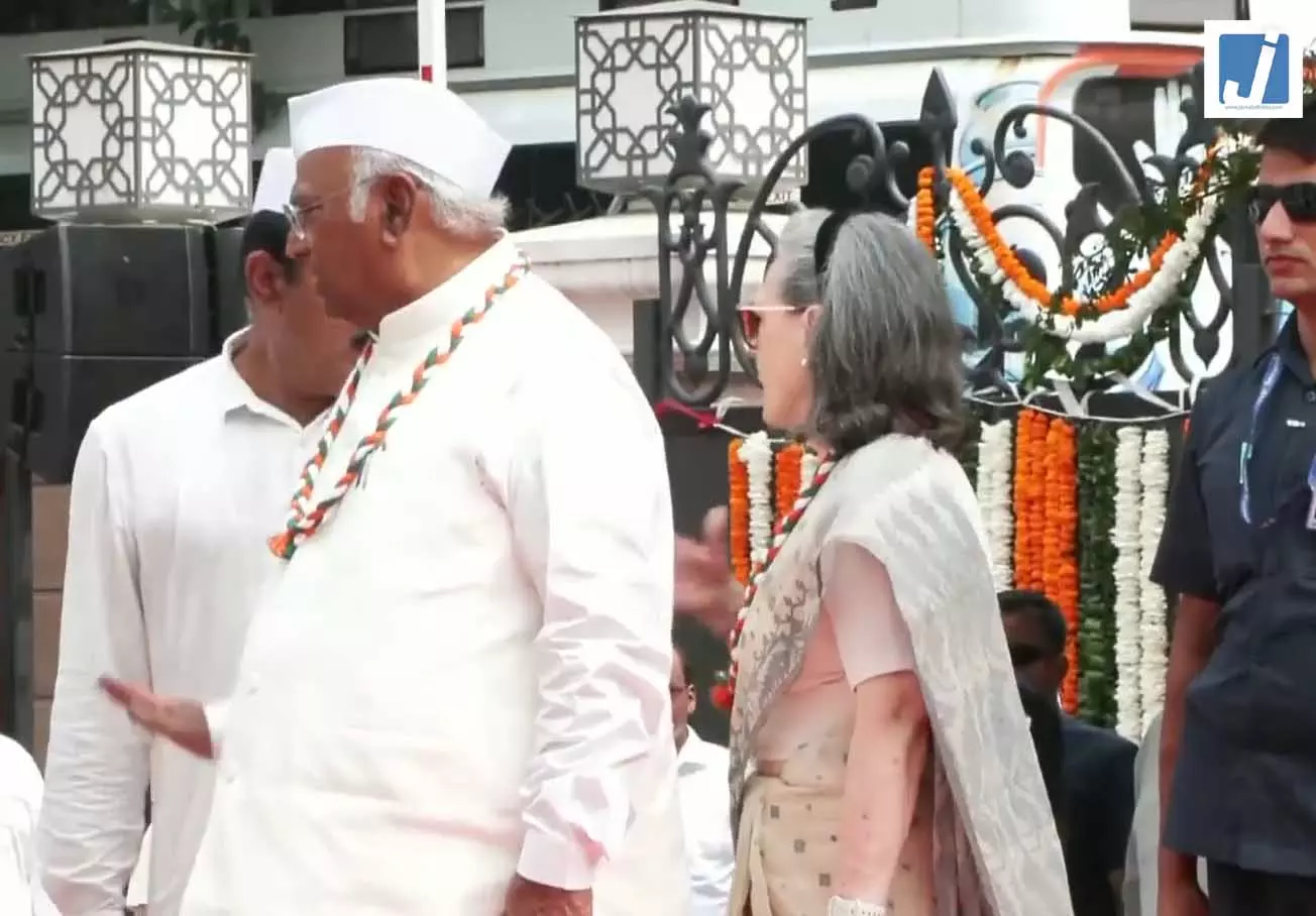 बीजेपी का आरोप- सोनिया गांधी ने किया वंदे मातरम का अपमान, कांग्रेस का आया जवाब बीजेपी का आरोप- सोनिया गांधी ने किया वंदे मातरम का अपमान, कांग्रेस का आया जवाब