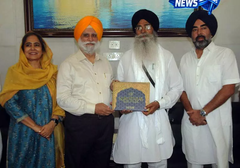 धर्मस्थलों पर आधारित पुस्तक SGPC प्रमुख को सौंपी धर्मस्थलों पर आधारित पुस्तक SGPC प्रमुख को सौंपी