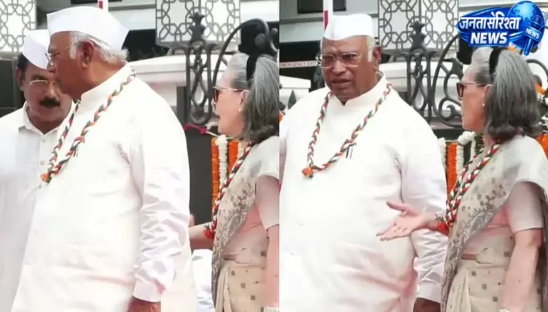 कांग्रेस मुख्यालय में ‘वंदे मातरम’ को लेकर विवाद, सोनिया गांधी और खड़गे के इशारे वाला वीडियो वायरल कांग्रेस मुख्यालय में ‘वंदे मातरम’ को लेकर विवाद, सोनिया गांधी और खड़गे के इशारे वाला वीडियो वायरल