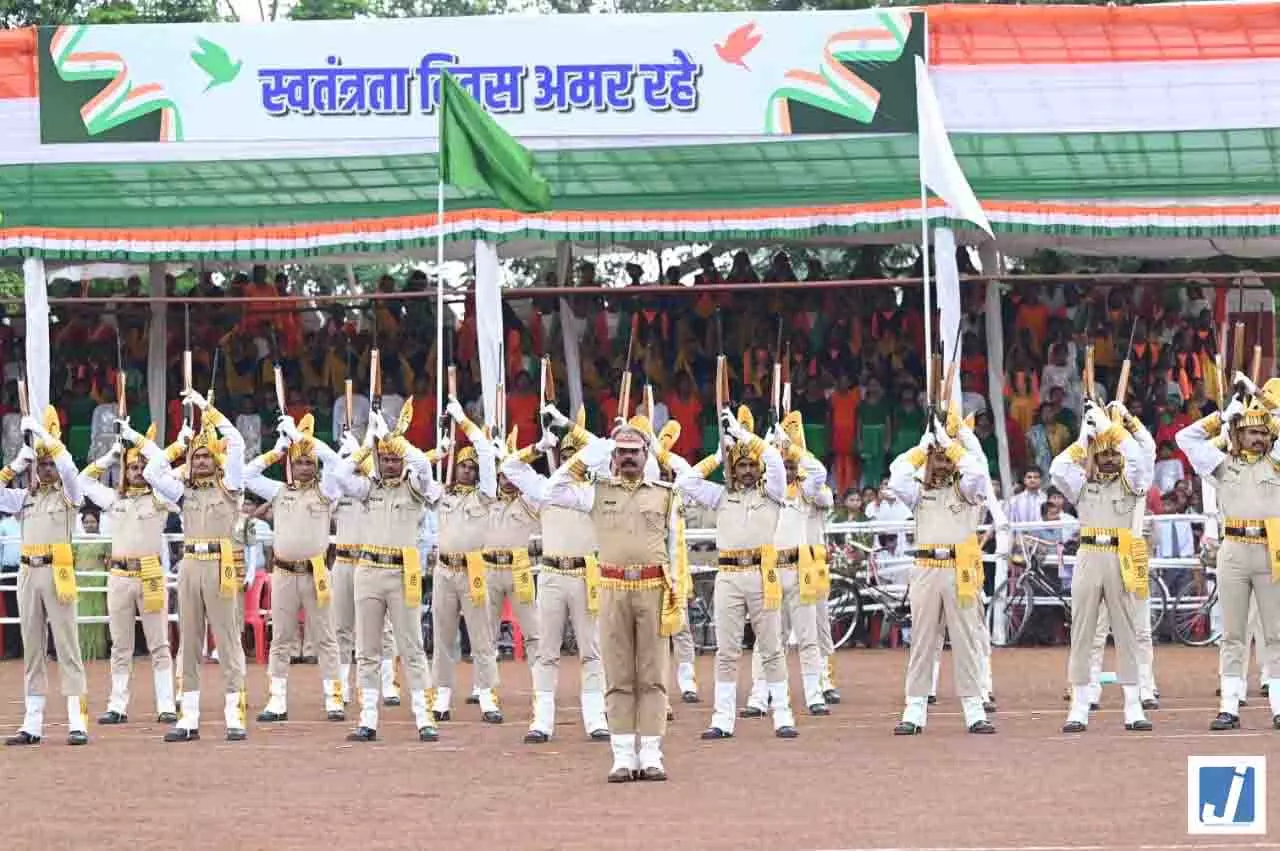 17 प्लाटूनों ने परेड में किया आकर्षक मार्च पास्ट, उत्कृष्ट दलों को मिले पुरस्कार 17 प्लाटूनों ने परेड में किया आकर्षक मार्च पास्ट, उत्कृष्ट दलों को मिले पुरस्कार
