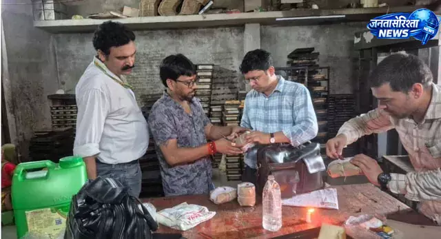 खाद्य विभाग की लगातार चौथे दिन कार्रवाई, बेसन ब्रेड पिज्जा और समोसे के लिए नमूने भेजे गए खाद्य विभाग की लगातार चौथे दिन कार्रवाई, बेसन ब्रेड पिज्जा और समोसे के लिए नमूने भेजे गए