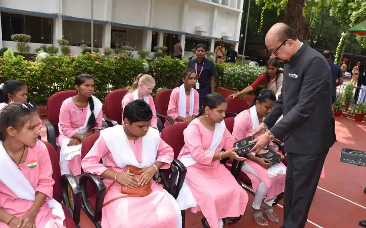 राज्यपाल ने स्वतंत्रता दिवस पर नेत्रहीन छात्राओं को स्मार्ट स्टिक प्रदान किया राज्यपाल ने स्वतंत्रता दिवस पर नेत्रहीन छात्राओं को स्मार्ट स्टिक प्रदान किया