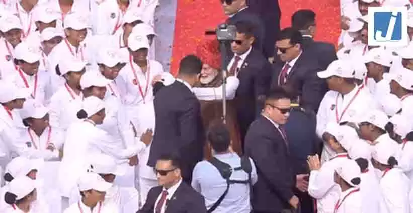 पीएम मोदी ने बच्ची की जमीन पर गिरी टोपी उठाकर पहनाई, स्वतंत्रता दिवस पर प्रधानमंत्री के इस अंदाज ने जीता दिल पीएम मोदी ने बच्ची की जमीन पर गिरी टोपी उठाकर पहनाई, स्वतंत्रता दिवस पर प्रधानमंत्री के इस अंदाज ने जीता दिल