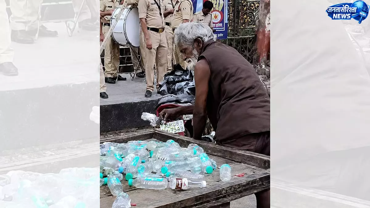 तिरंगा यात्रा में दिखी अनोखी मिसाल, भोला शिंदे ने कचरा उठाकर दिया नागरिक जिम्मेदारी का संदेश तिरंगा यात्रा में दिखी अनोखी मिसाल, भोला शिंदे ने कचरा उठाकर दिया नागरिक जिम्मेदारी का संदेश